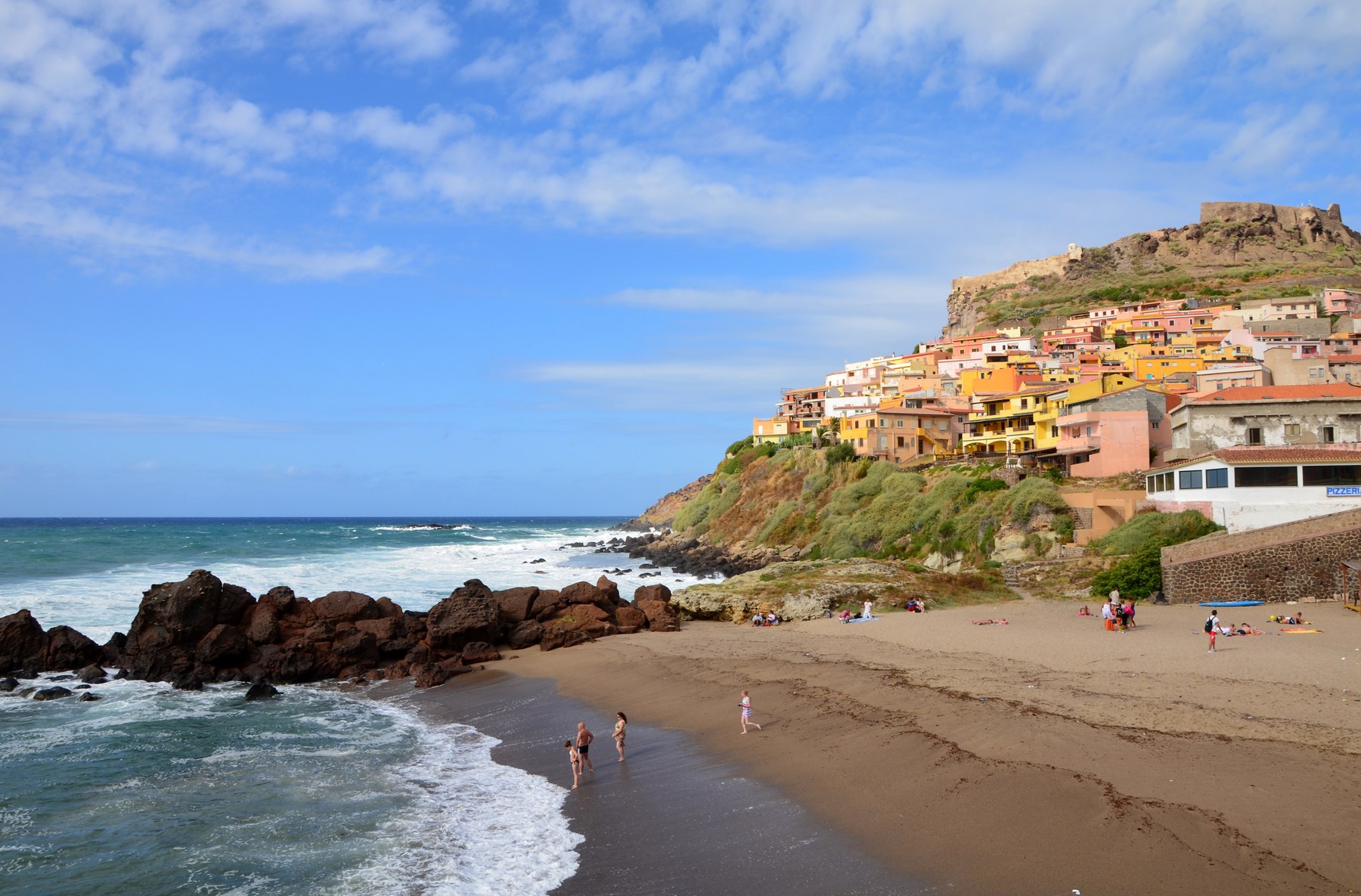 Pohled na Castelsardo na pobřežním ostrohu